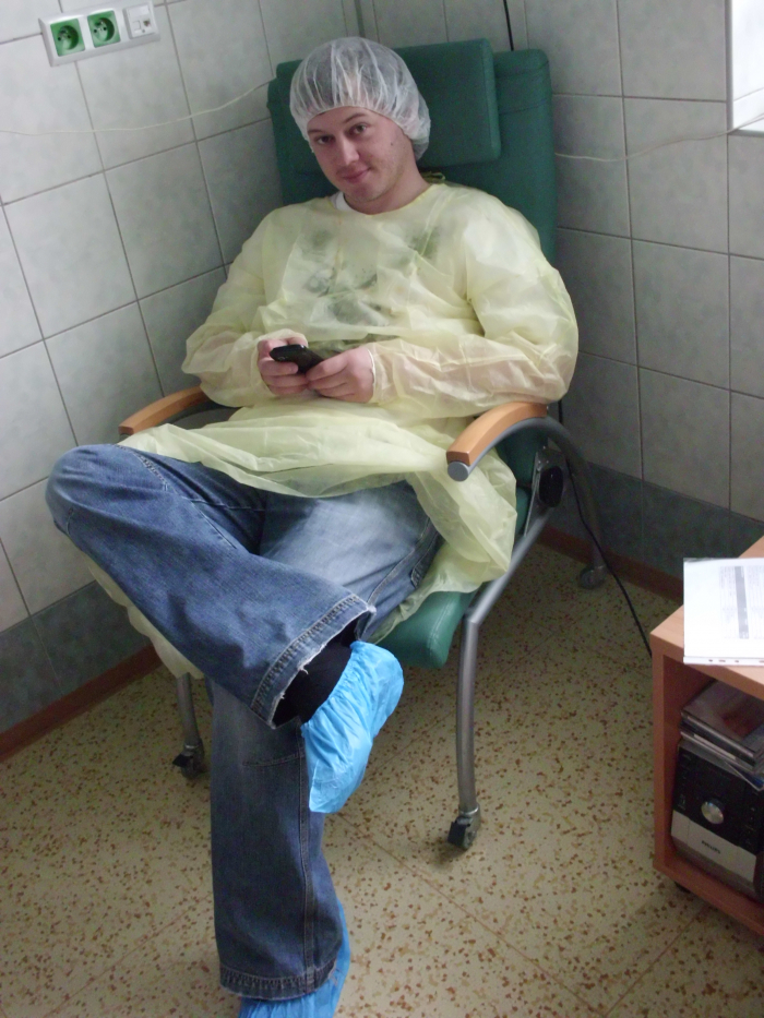 Komfort u porodu je pro budoucí otce velmi důležitý. Vezměte si s sebou na sál pohodlné sedátko s opěrkou a spoustu her do vašeho telefonu.