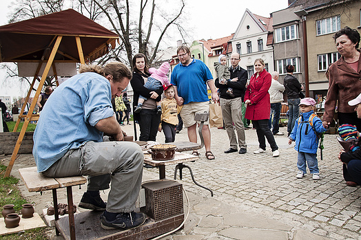 Umění, které je stejně dávno pryč, se stalo nutným kýčem na festivalech a městských slavnostech