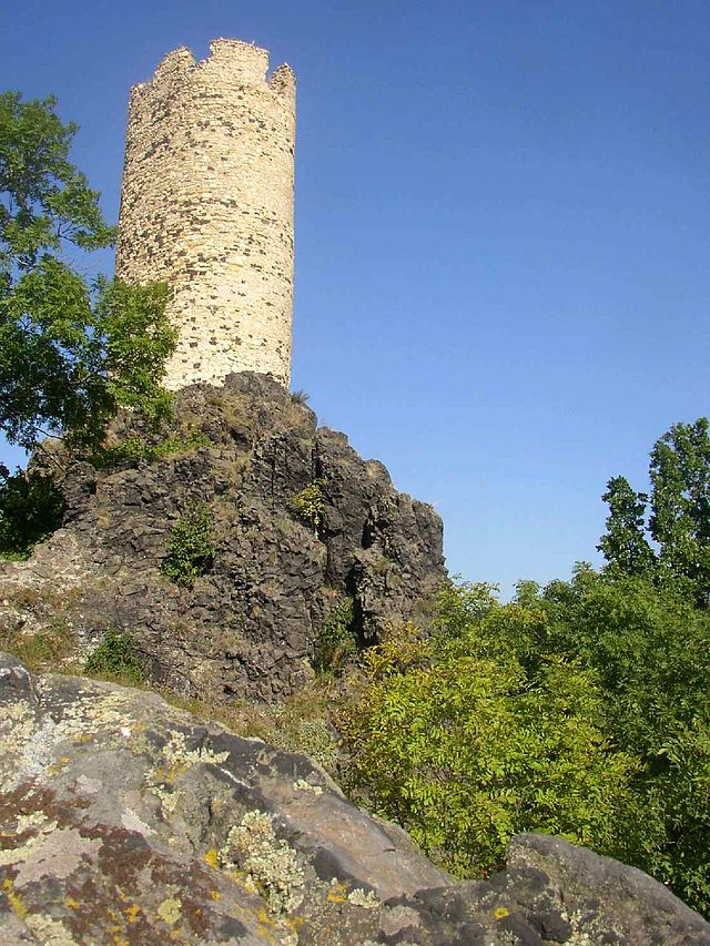 Místní krajina je nádherně vyprahlá a čedičové skály fungují jako akumulační kamna. Tady vám bude teplo, i když jste na holky.