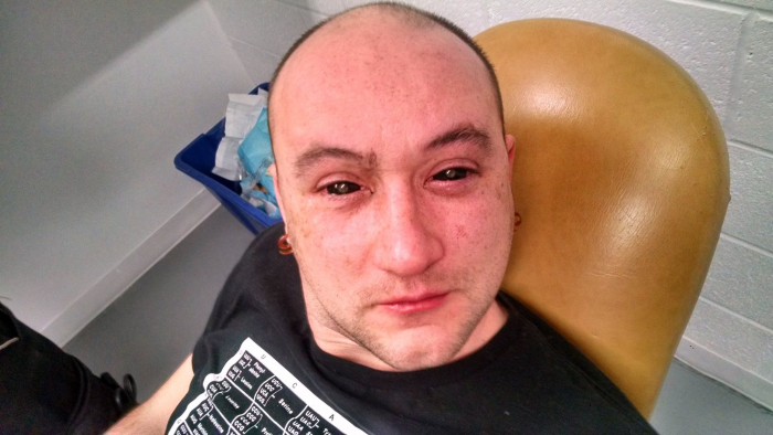Není to Vetřelec, má pouze zatmavené kontaktní čočky