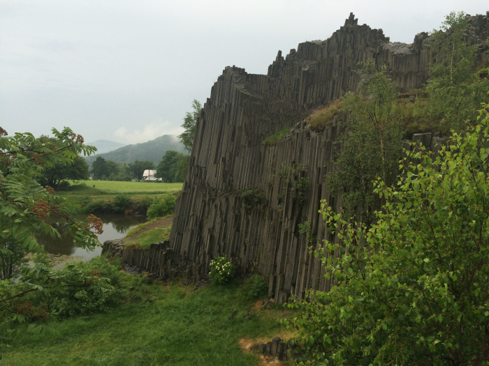 Panská skála má statut národní přírodní památky a je nejnavštěvovanějším geologickým útvarem v Čechách, dobře známým i geologům v zahraničí. 