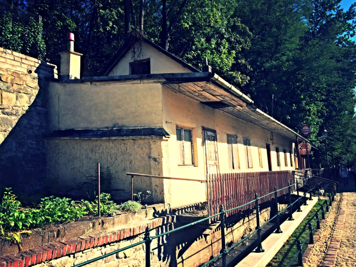 Na konci ulice narazíte na příjemnou hospodu, kde si můžeme dopřát žurek, vynikající slezskou polévku z kvásku.