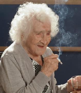 Jeanne si i zapálila a dala si skleničku... A co? Nezdravé věci k životu patří!