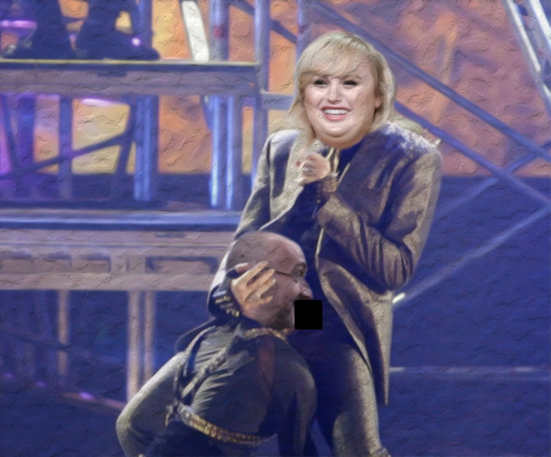 Jiří X. Doležal orálně uspokojuje představitelku menšiny obézních žen. Velmi vtipné, že?