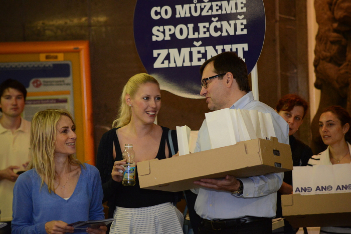Nezaevidovanou koblihu do každé domácnosti. Babišovi zatím přízemní triky vycházejí.