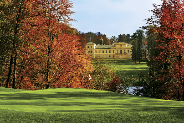 Golf v Kynžvartě u Mariánských Lázní. Ušlechtilé prostředí, park, zámek, příroda a málo lidí. Co je na tom snobského? Nic, jen pověst.