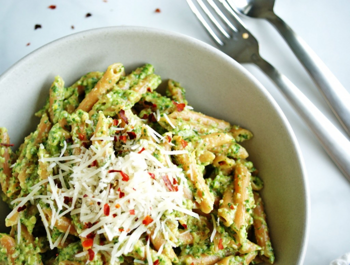 Obvyklé pesto je s bazalkou, zkuste ale místo něj rukolu - budete příjemně překvapeni