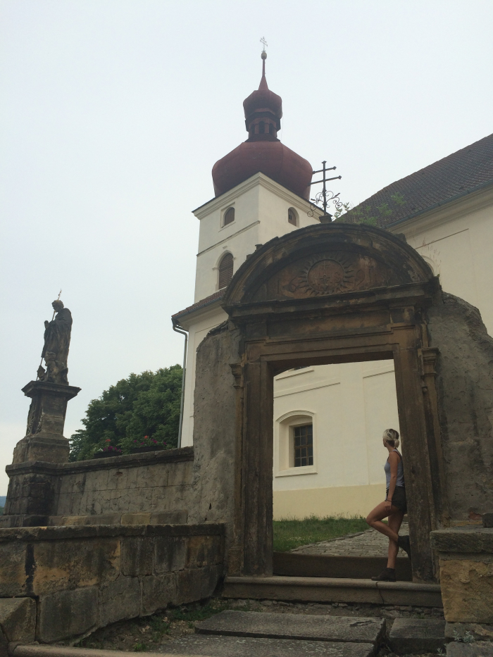 první zmínka o kostele Nanebevzetí Panny Marie pochází z roku 1352, kdy byl jako farní kostel cílem poutníků ze širého okolí. Za dob husitských byl podobojí, později luteránský a od roku 1622 katolický.