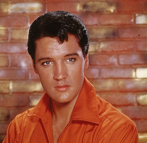 Elvis byl o 12 let starší než Bowie.