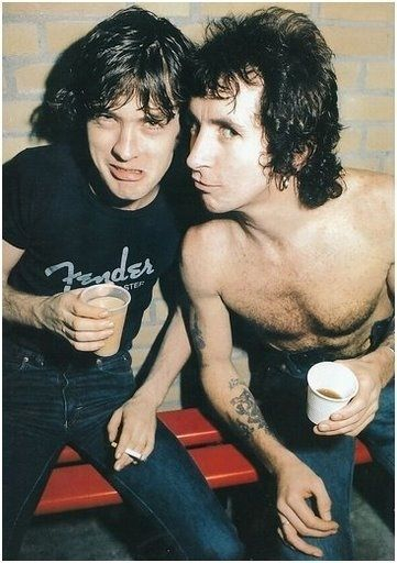 Vlevo Angus Young, vpravo Bon Scott.