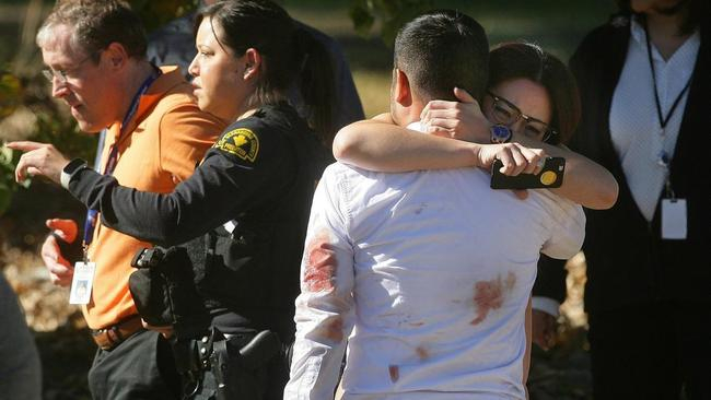 Policejní operace i nadále probíhá v domě ve městě Redlands nedaleko San Bernardina
