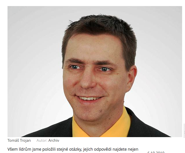 Směje se – asi nějaké své povedené sprosťárně