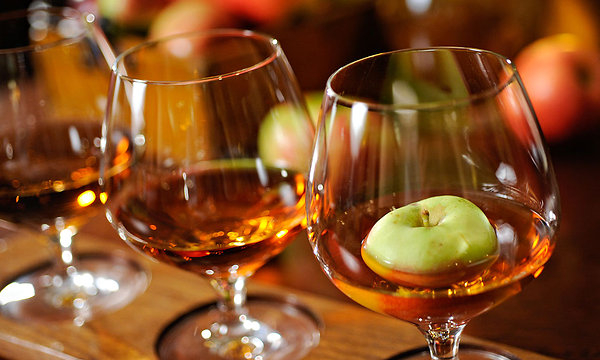 Není calvados jako calvados - k němu bezvýhradně patří zrání v dubových sudech