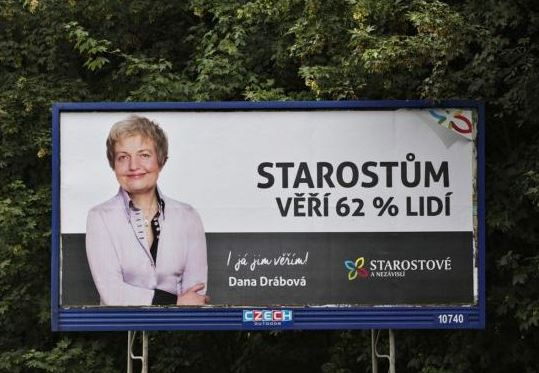 Starostům obcí věří 62 % lidí, Starostům a nezávislým jakožto politickému hnutí pak podle posledních průzkumů zhruba 4 %. Nepatrný rozdíl billboard moc neřeší.