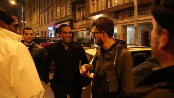 Reportér publicistické série Praha vs. Taxi vysvětluje turistům, o kolik jsme je zase obrali 