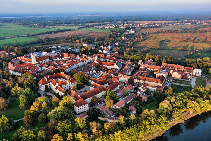 Jaké štěstí, že existuje české město, kde horizont neruší: mosty, dálnice, komíny, větrné elektrárny, doly, lomy, dráty, paneláky, satelitní sídliště, továrny, haly atd.