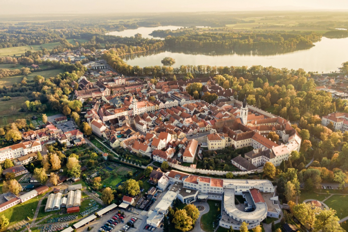 Do Třeboně stále můžete vstoupit z volné krajiny, nemusíte se probíjet prstencem periférií