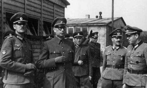 Němečtí důstojníci s generálem Vlasovem, velitelem Sovětů bojujících po boku Němců.