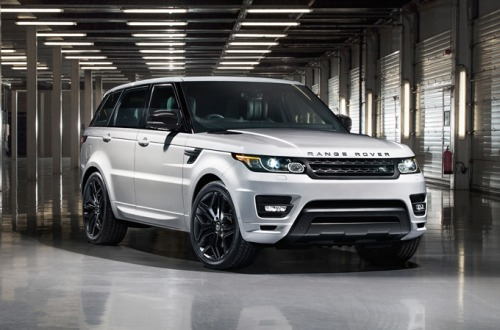 &quot;Výkonný, bezpečný, rychlý a dobrý v posteli. Takový je Land Rover.&quot; Ten slogan do reklamy se píše úplně sám.