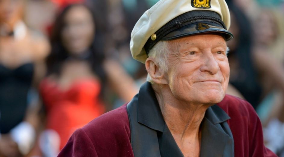 Hugh Hefner, postarší bonviván v županu a námořnické čapce, skonal v 91 letech.