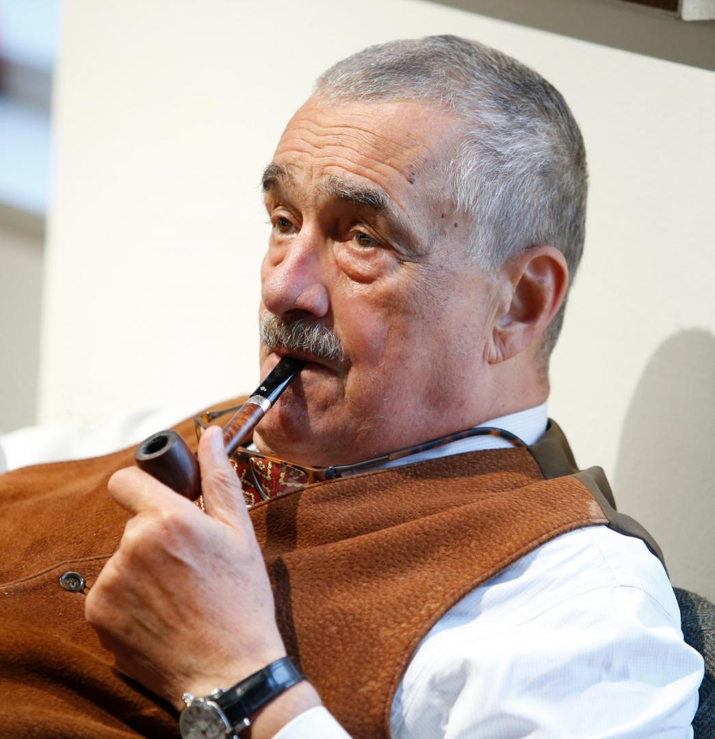 Bývalý předseda TOP 09 Karel Schwarzenberg vyzval voliče, ať neriskují propadnutí hlasů a nevolí strany, u nichž je riziko nezvolení. To se týká i jeho vlastní topky.