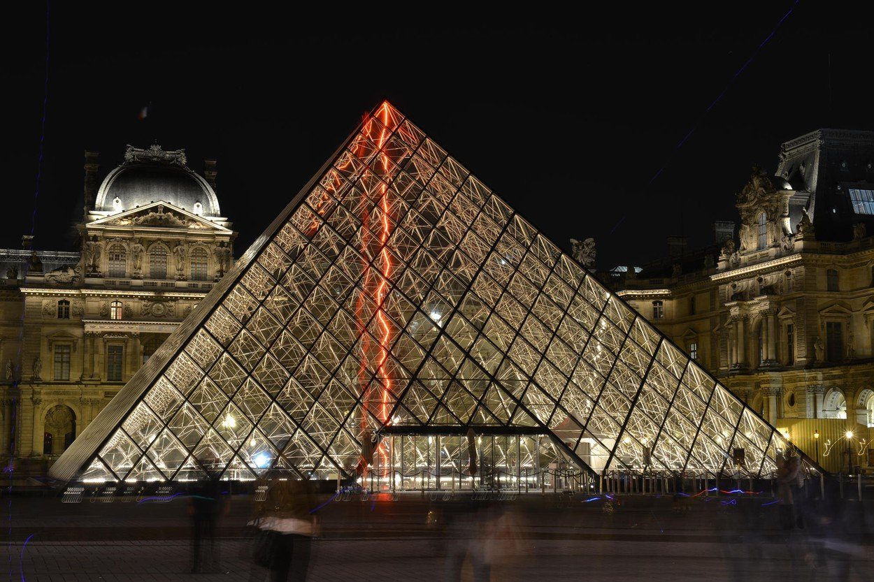 Pařížský Louvre skrývá mnoho tajemství. Záhady začínají už u skleněné pyramidy, která před ním stojí.