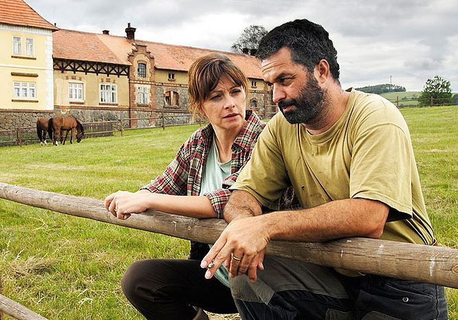 Jana Hubinská a Martin Dejdar ve Zdivočelé zemi.
