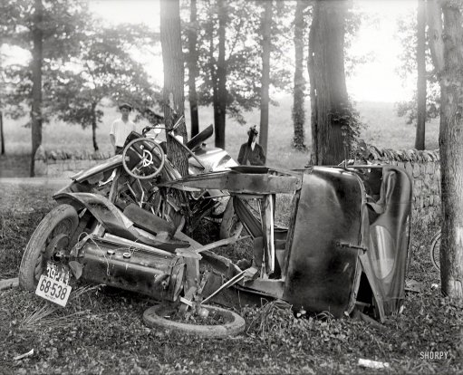 Náraz do stromu, 1917. Řidič asi nepřežil...