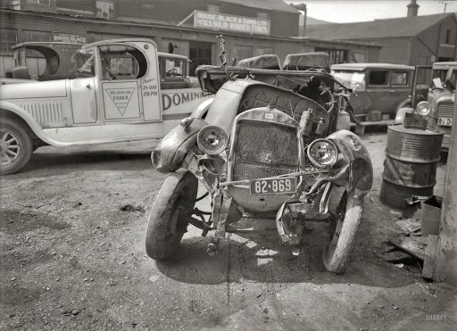 Nový Zéland, 1928.Auto značky Jewett. Výrobce dával do palubní desky amulety, které měly magickou silou ochránit posádku. 