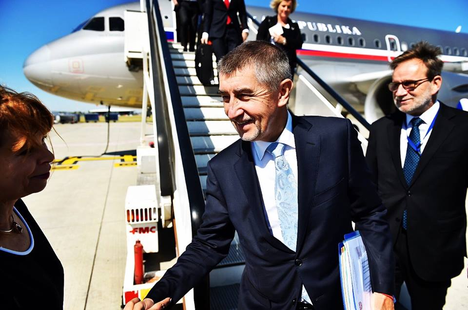 Andrej Babiš vystupuje z letadla v Thaisku