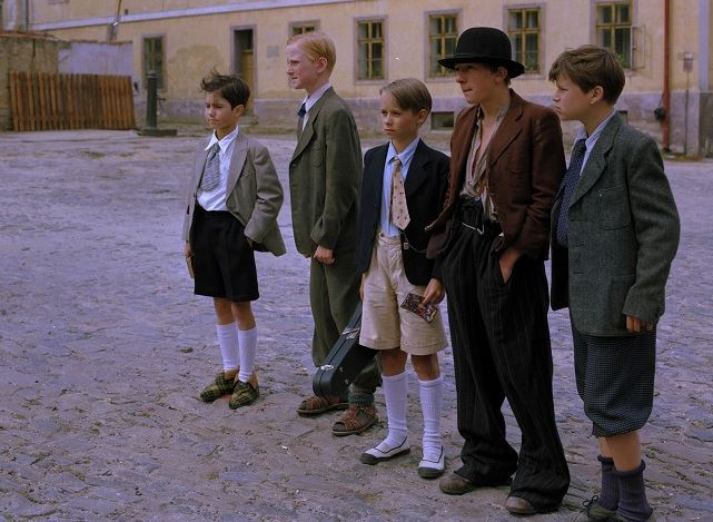 Bylo nás pět. Na motivy knihy Karla Poláčka vznikl v roce 1994 populární šestidílný seriál. Na snímku Jaroslav Pauer, Jan Brynych, Adam Novák, Jan Müller a Štěpán Benyovszký.