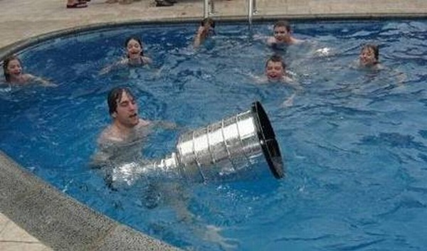Stanley Cup se těm šíleným, věčně ožralým a nevypočitatelným hokejistům vždycky jen půjčuje. 