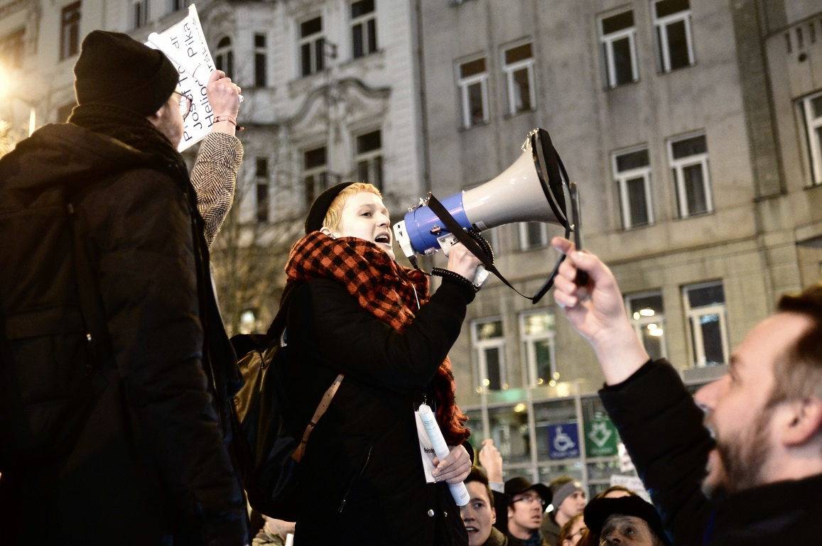 Umět hymnu nazpaměť, vlastnit megafon a dostatek cedulí s univerzálními hesly je prostě základ.