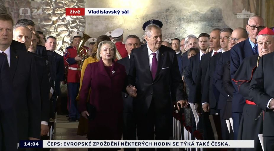 Miloš Zeman a jeho lidská hůlka Ivana prochází mezi hosty ve Vladislavském sále.