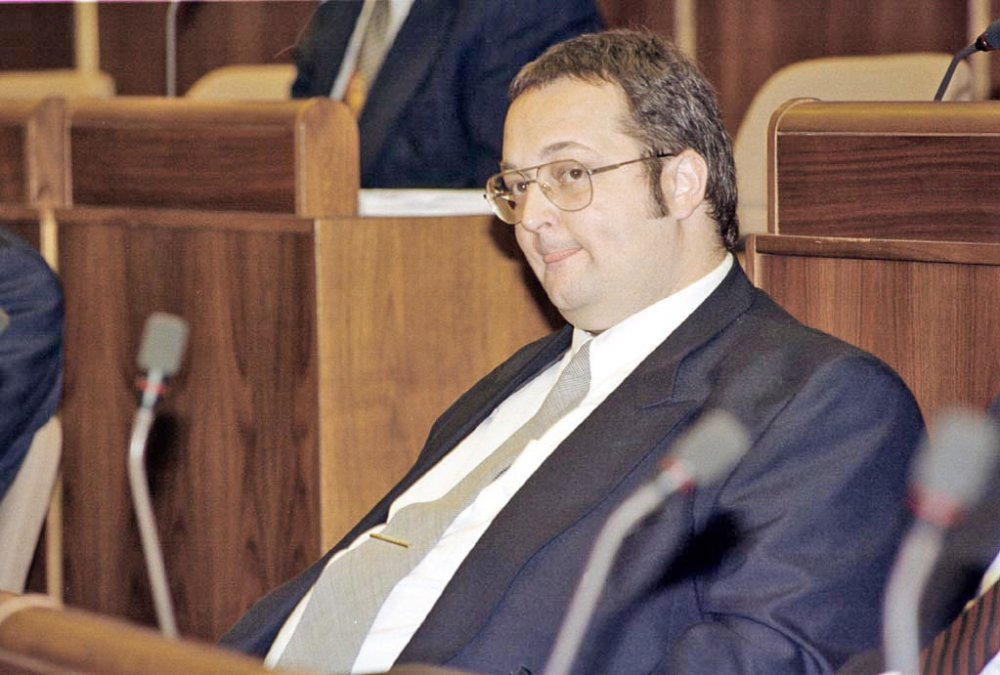 Po revoluci se Svěchota stal šéfem kontrarozvědky a náměstkem šéfa SIS Ivana Lexy (na snímku).