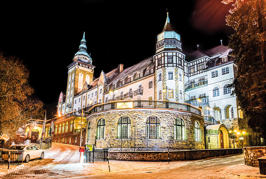 Palotaszálló neboli Palace Hotel z 20. let, postavený v neorenesančním slohu. Najdete jej v Lillafüredu, což je oficiálně součást města Miskolc, i když leží 12 km od něj, na břehu jezera v horách Bükk.