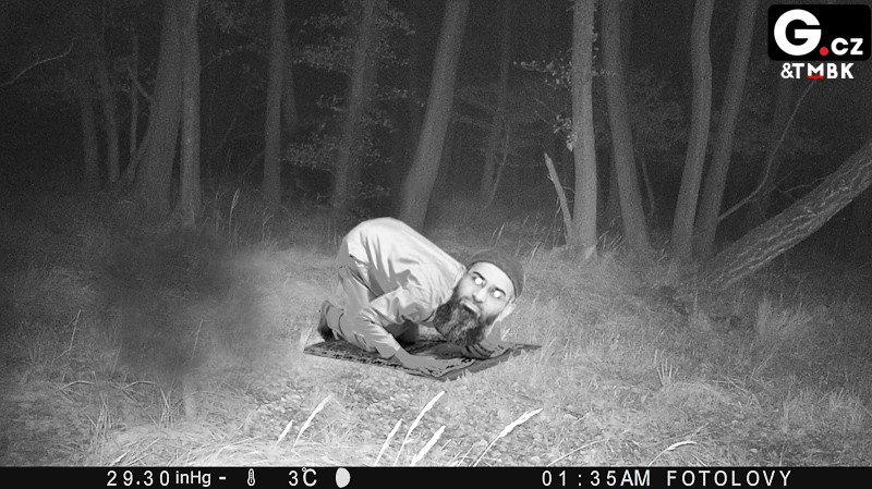 Modlící se muslim zachycen fotopastí v lese na Šumavě už bude ojedinělý případ