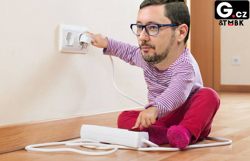 Na Hradě nebyla jediná bezpečnostní krytka na elektrickou zásuvku. Neštěstí mohlo přijít kdykoliv. Celý prostor byl nedostatečně zabezpečen.