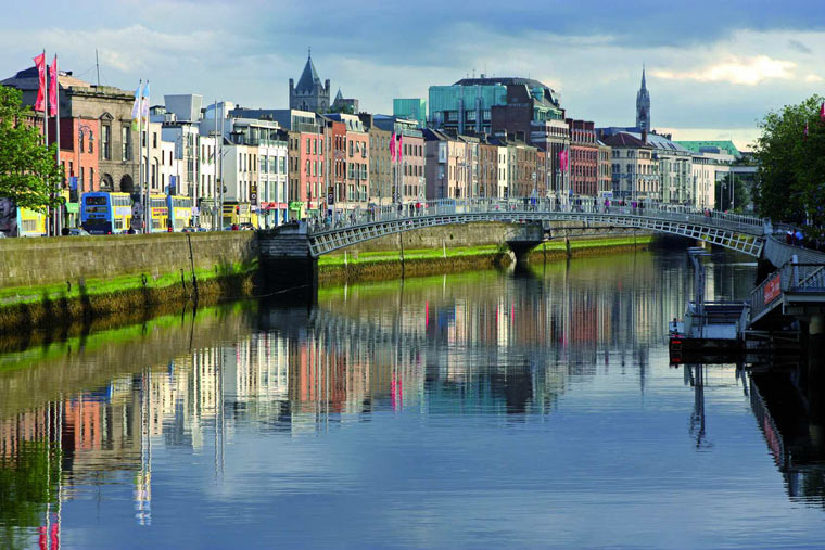 Jeden z ikonických dublinských pohledů: Ha'penny Bridge přes Liffey