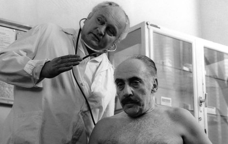 Doktor Plzák na fotografii z filmu Causa Králík. O Miloši Kopeckém ještě bude řeč. Plzákův syn Mirek nesnášel slávu svého otce a zájmu společnosti se stranil. Proto se na vlnách internetu nepřevaluje žádná jeho fotografie.