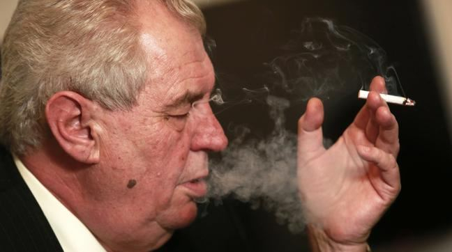 Zeman se těší na skokový úbytek kuřáků v ulicích po Duterteho zásazích. Alespoň prý zbyde více cigaret pro něj samotného, zabarikádovaného na Hradě.