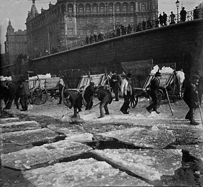 Ledaři v Praze kolem roku 1905.