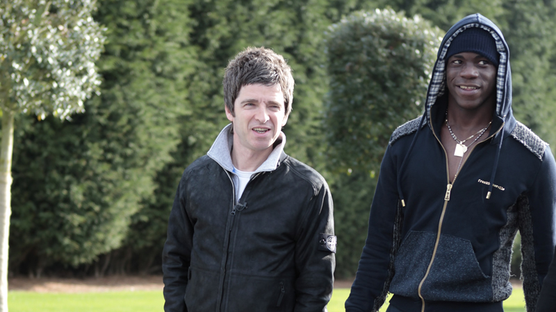 Těžko někoho překvapí, že si Noel Gallagher za jeho působení v Manchesteru City oblíbil Maria Balotelliho. Je dokonce hrdým vlastníkem jeho trička "Proč vždycky já?"