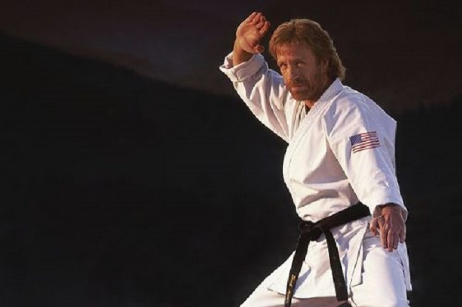 Chuck Norris ovládá hned několik bojových umění a jedno i sám vymyslel. Ve všech má černý pásek.