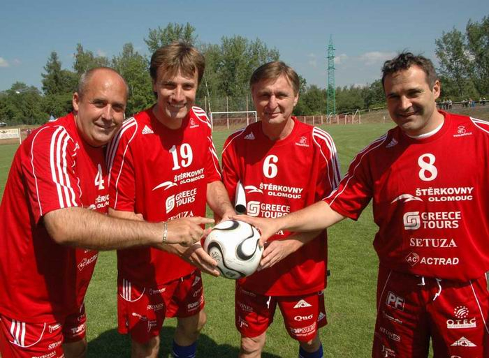 Poulíček a Tittelbach (uprostřed, oba bez kníru) v sobě sportovního ducha prostě popřít nedokázali. 