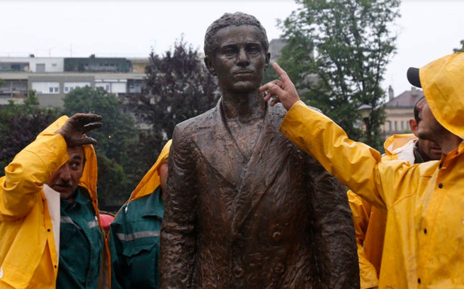 Pro mnohé je Gavrilo Princip vrahem. Jiní mu jako hrdinovi staví sochy.