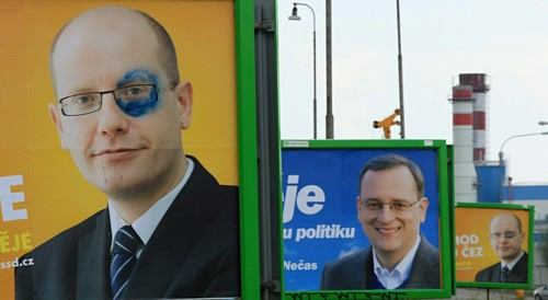 V roce 2010 šaškovi na billboardu někdo přimaloval monokl. V pozadí další šašek.