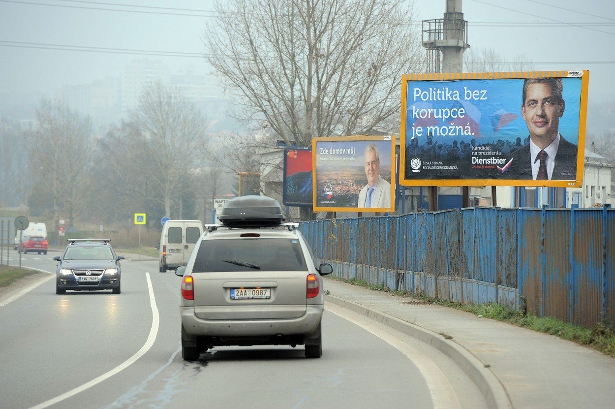 Od září budou muset billboardy být nejméně 250 metrů od silnice. 