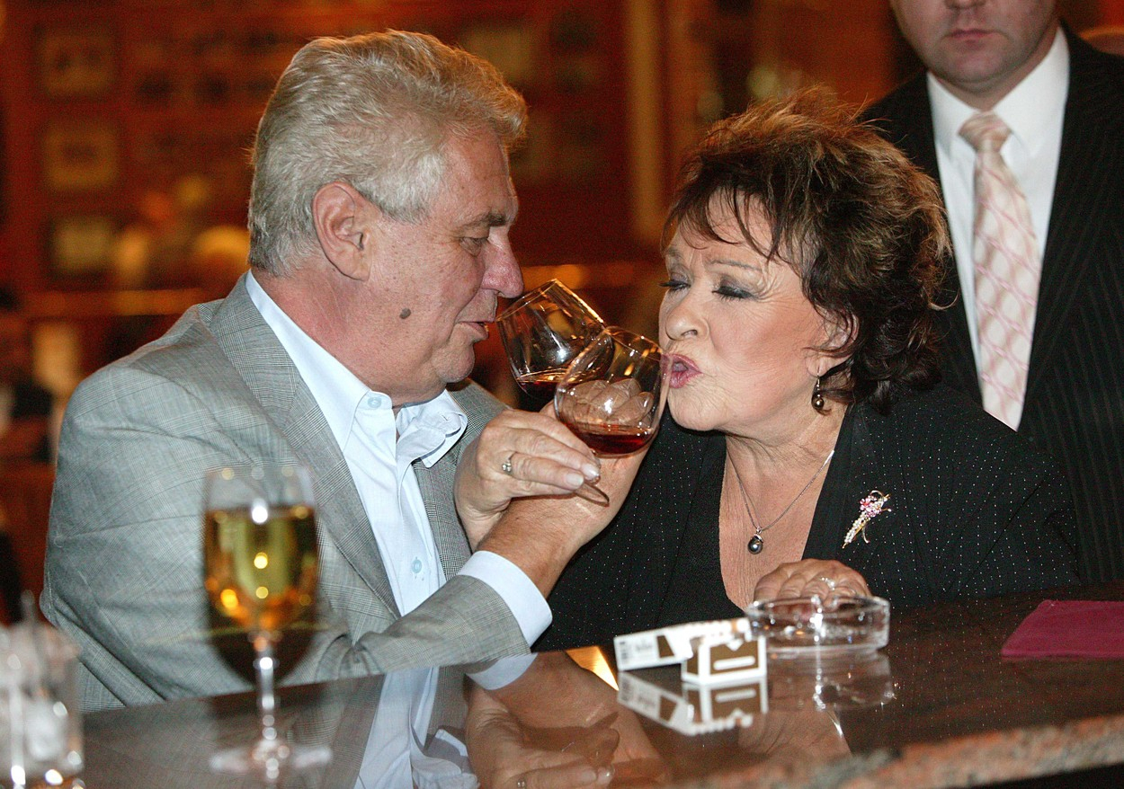 Ani Bohdalová, ani Miloš Zeman ještě nezemřeli, což je důvod k přípitku.