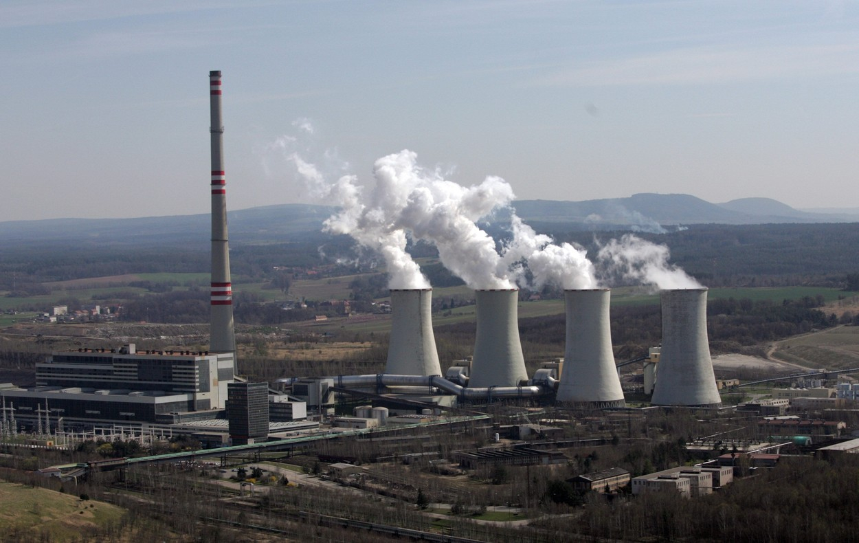 Chvaletice jsou už dnes jednou z nejčistších elektráren v Česku. To bílé není kouř, ale vodní pára.